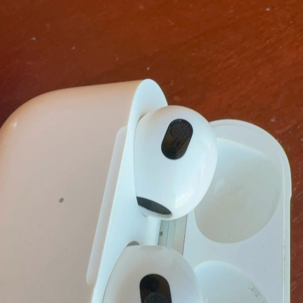 Apple AirPods 3rd Generation (2021) – Lightning Charging Case – Original Owner